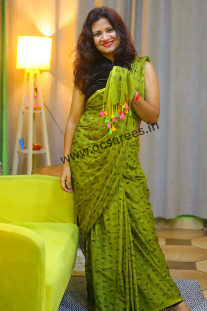Mehndi ki raat ( dark moss green mul cotton saree)